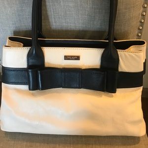 EUC Kate Spade White and midnight blue bow purse